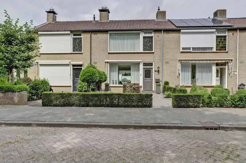 Huis te koop Oosterhout: Sfeervolle tussenwoning met tuin en berging