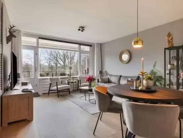 Ruim 4-kamer appartement Amsterdam Noord Molenwijk