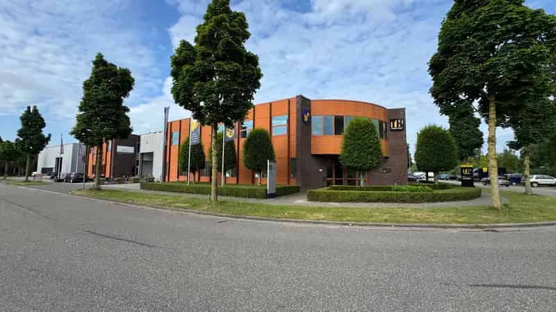 Bedrijfshal Hoevelaken te huur 442m2 bedrijfsruimte 191m2 kantoor