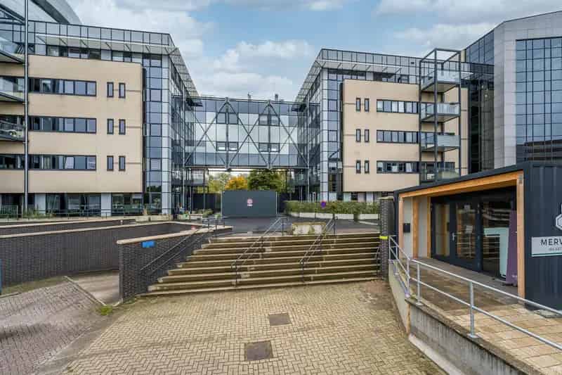 Instapklaar appartement 2 slaapkamers groot dakterras parkeerplaats