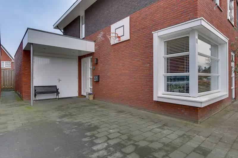 Halfvrijstaand woonhuis 4 slaapkamers grote tuin 2017