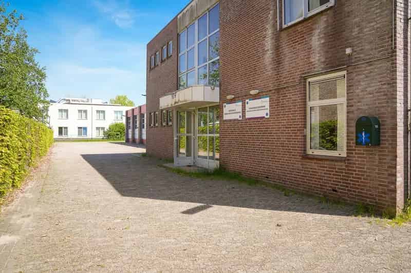 Kantoor Tiel te koop: 500m2 kantoor 370m2 stalling