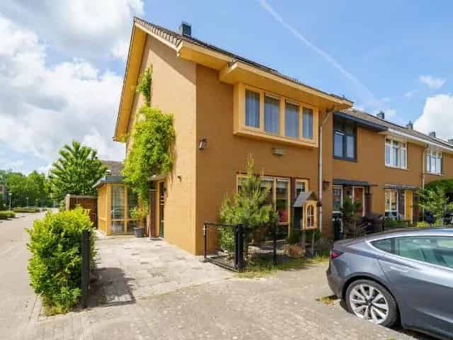 Hoekwoning Almere Buiten 4 slaapkamers Parkeerplaats Garage