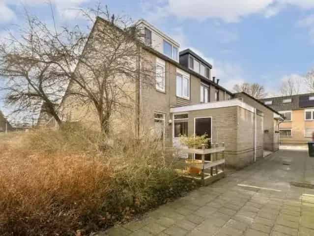 Hoekwoning 4 slaapkamers Amstelveen Ruime tuin Zonnepanelen