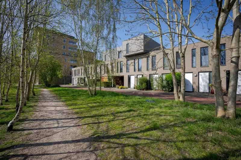 Ruime woning te koop in Poelgeest 3 slaapkamers moderne keuken tuin parkeerplaats