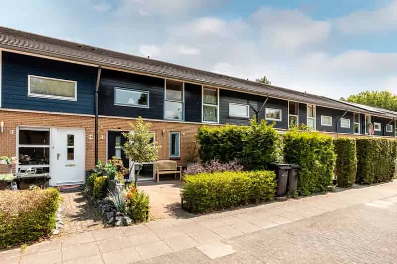 Tussenwoning Almere: 2 slaapkamers, tuin, nabij voorzieningen