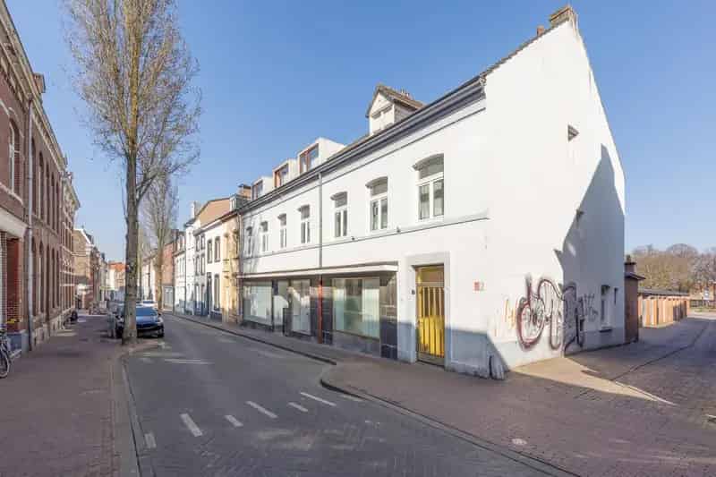 Beleggingsobject Sittard Centrum: Verhuurd Woonhuis 3 slaapkamers 10 Garageboxen