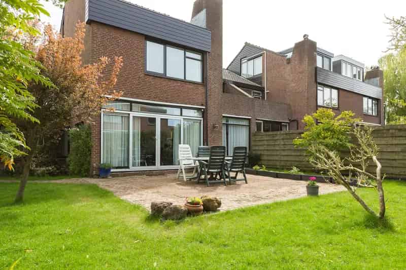 Huis te koop Bergschenhoek: Ruime hoekwoning met praktijk en garage