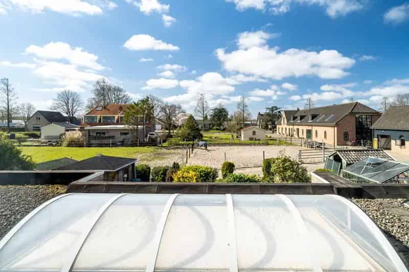 Huis te koop Nootdorp: Ruime 2-onder-1-kapwoning met garage en tuin