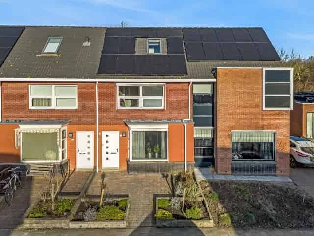 Ruime Tussenwoning Tollebeek: Licht, Ruim en Privacy