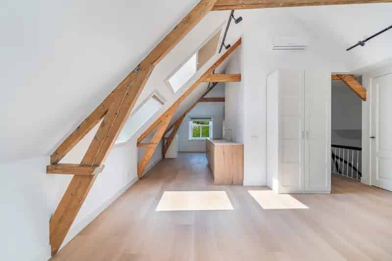 Volledig gerenoveerd loft appartement Zeeheldenkwartier 70m2