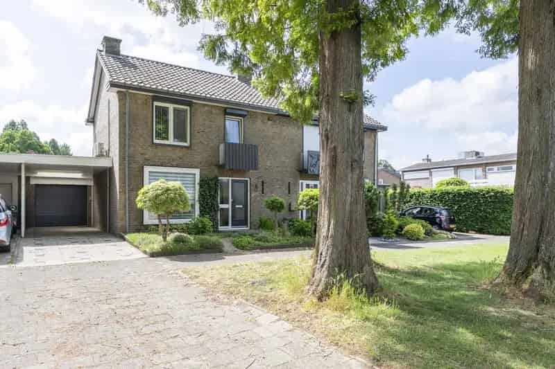 Woonhuis met garage en tuin