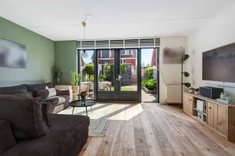 Ruime 5 Kamer Tussenwoning met Diepe Tuin en Zonnepanelen