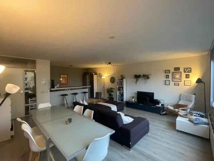 Room in a Spacious 2-Bedroom Apartment in Blaak