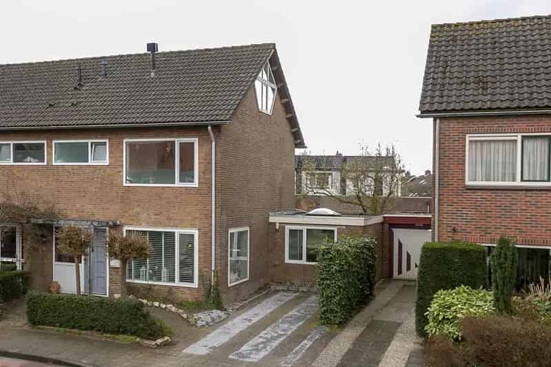 Moderne helft van dubbel woonhuis met 4 slaapkamers en grote tuin