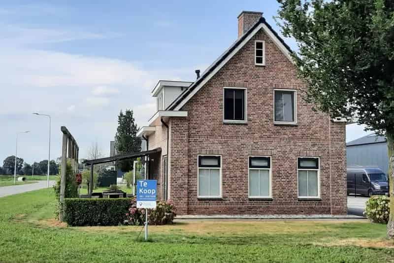 Bedrijfswoning Ruinerwold: Moderne woning met riante bedrijfsruimte