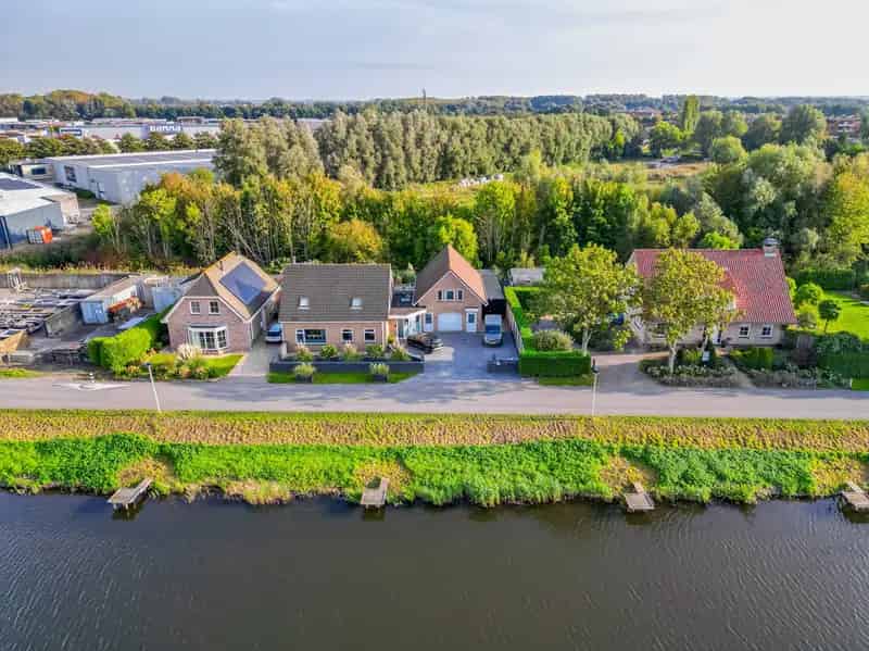 Hellevoetsluis: Ruime woning met garage en praktijkruimte