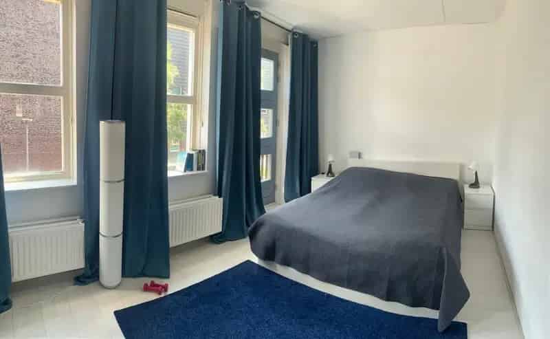 Ruime Kamer Almere Poort Nabij NS Station