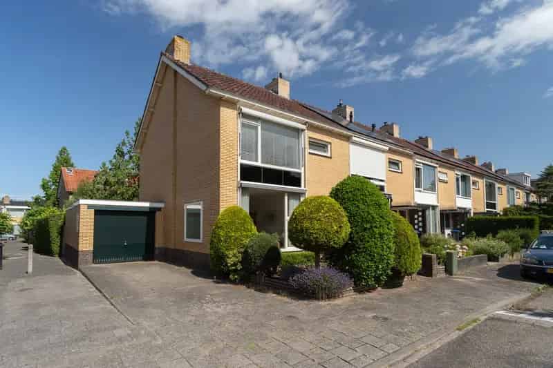 Huis te koop Hilversum: Ruime gezinswoning met 4 slaapkamers en garage