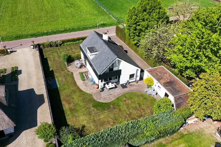 Semibungalow te koop met grote tuin en souterrain