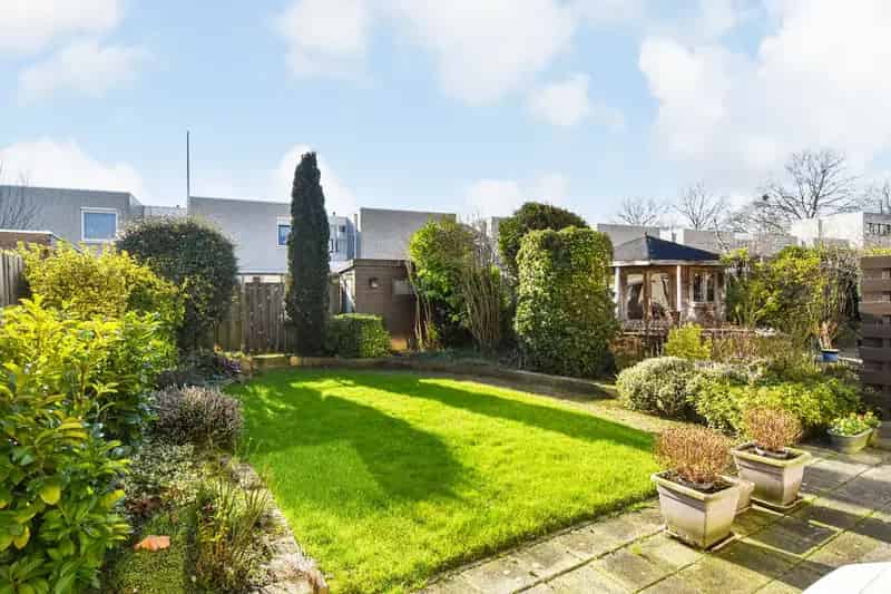 Huis te koop Zoetermeer: Ruime 4 Slaapkamers, Garage en Zonnige Tuin