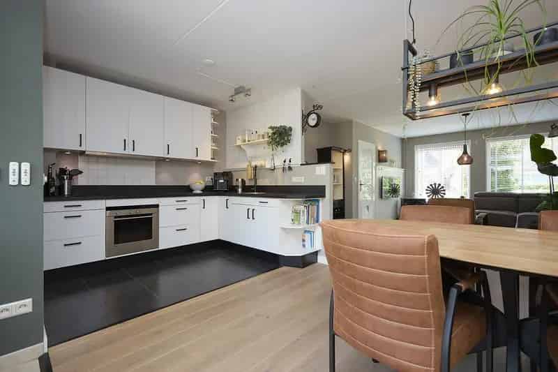Ruime 4 Slaapkamers 2-onder-1-kapwoning met Tuin en Garage