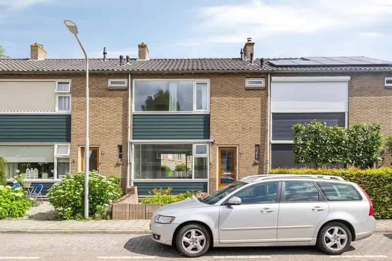 Een gezinswoning in Alblasserdam met 3 slaapkamers en een diepe tuin