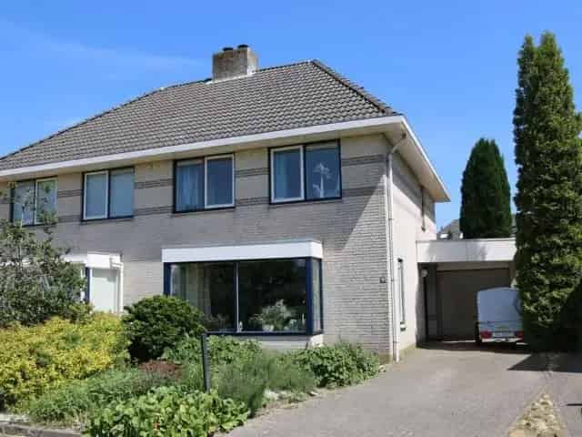 Twee Onder Een Kapwoning te Huur Tiel Ruime Tuin Nabij Station