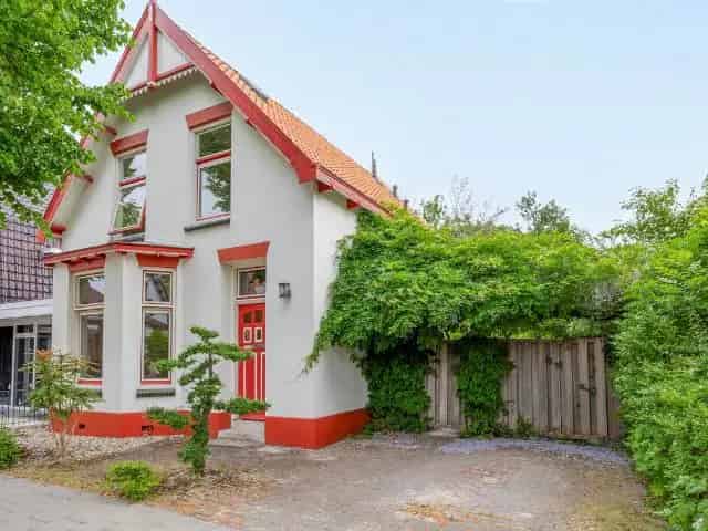 Kluswoning Middelharnis: Authentieke details en ruime tuin