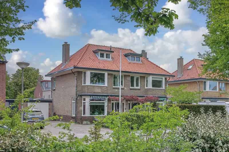 Groen gelegen halfvrijstaande woning te Santpoort Noord