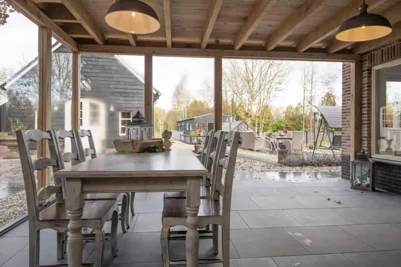 Luxe Villa met Bijgebouwen te Lunteren