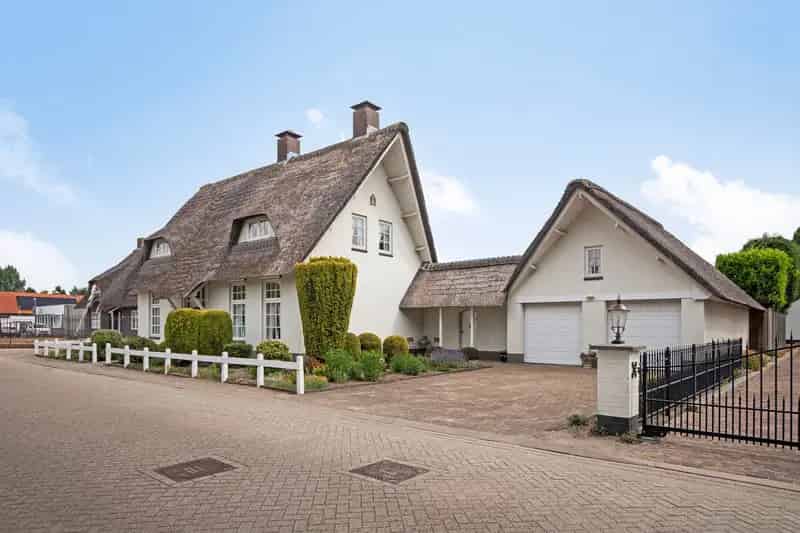 Rietgedekte Villa met Dubbele Garage Made