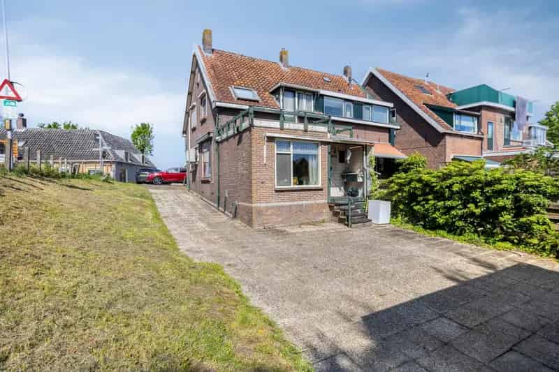 Tweekapper Poortugaal: Op te knappen woning met schuur en ruim perceel
