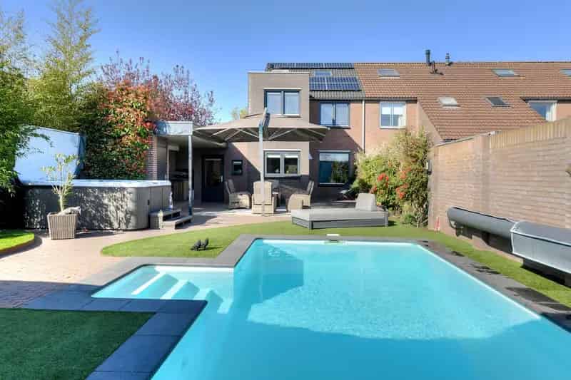 Huis te koop Den Hout: Ruime hoekwoning met zwembad en 43 zonnepanelen