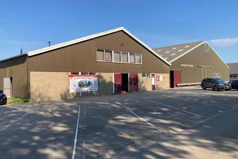 Manege te huur Oentsjerk: 3 binnenbakken, buitenbak & eventingterrein
