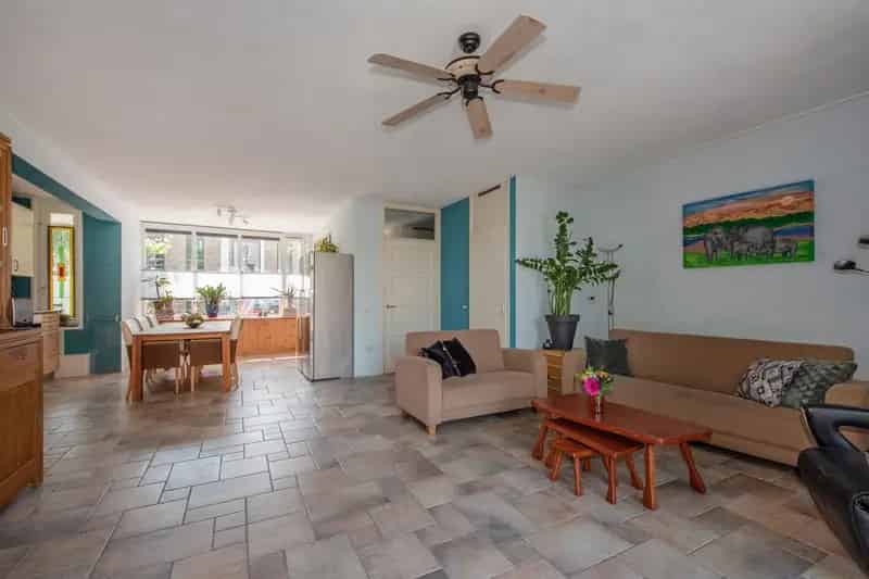 Ruime 6 kamer hoekwoning Oosterheem 5 slaapkamers diepe tuin