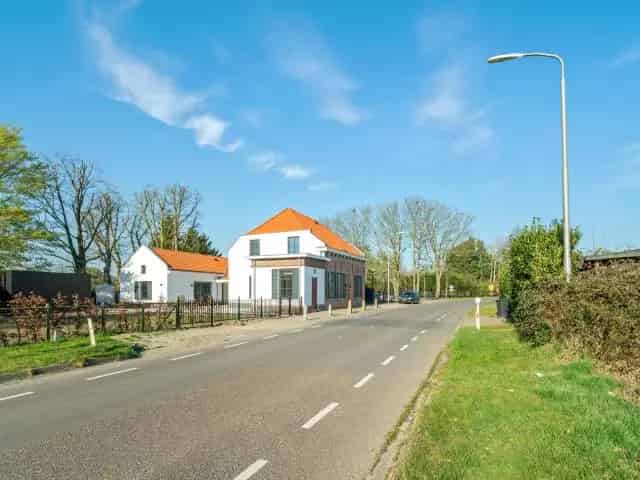 Moderne woning Nispen met kangoeroewoning praktijkruimte kantoor aan huis