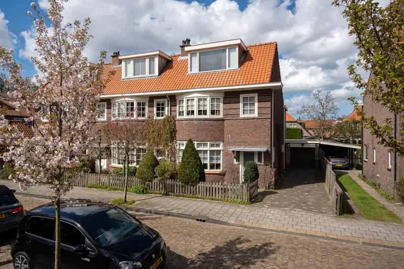 Riante Hoekwoning Wassenaar: 3 Parkeren Garage Uitbouw