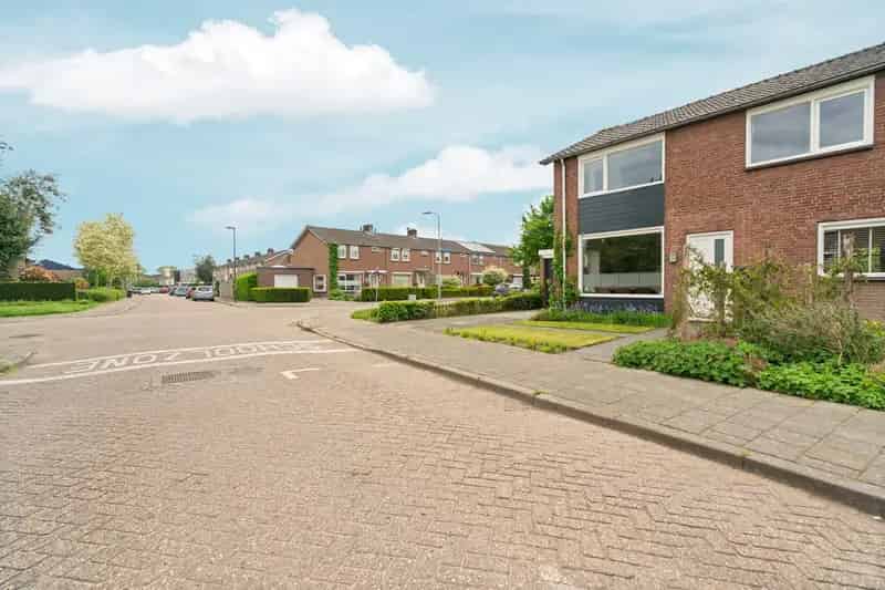 Huis te koop Weurt: Ruim hoekhuis met garage en tuin