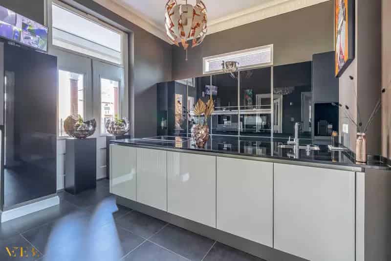 Gerenoveerde Vrijstaande Herenhuis met Maaszicht 6 slaapkamers Blerick