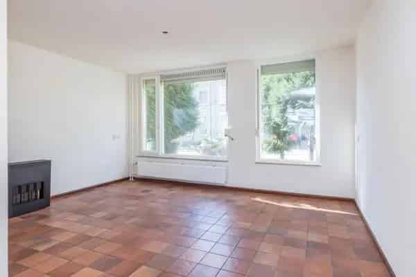 2-onder-1-kapwoning nabij winkelcentrum 4 slaapkamers