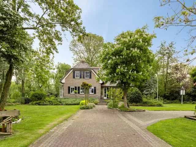 Vrijstaand Landhuis met Bijgebouwen te koop