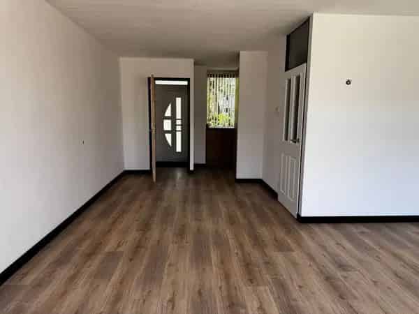 Ruime Tussenwoning Zwaag Gerenoveerd Nabij Scholen en Winkels
