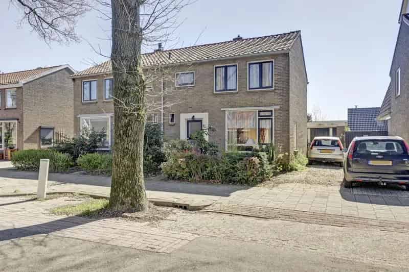 Helft van dubbel woonhuis nabij centrum