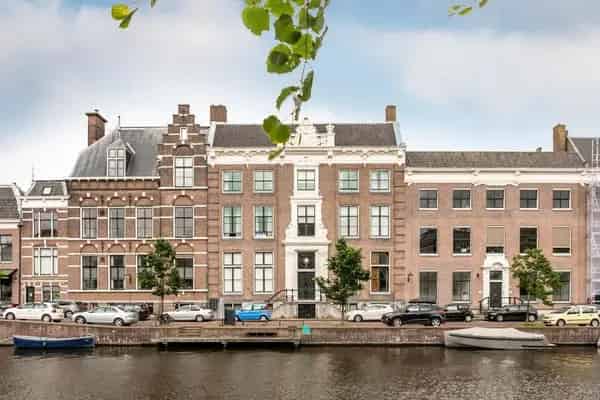 Appartement Nieuwe Gracht Haarlem: Uniek gerenoveerd appartement met grachtenzicht