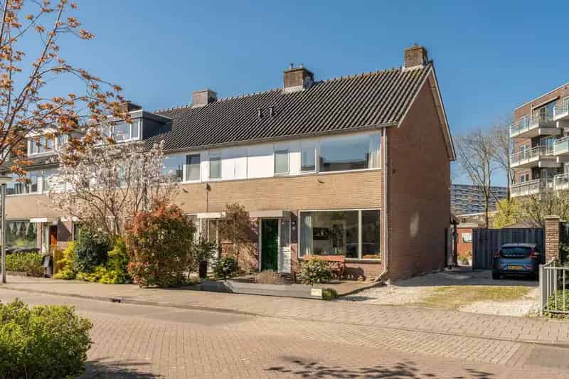 Diemen Centrum: Ruime 5-kamer Hoekhuis Grote Tuin 4 Slaapkamers