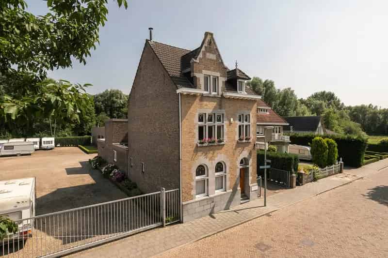 Karakteristieke Vrijstaande Woning met Garage Hoensbroek