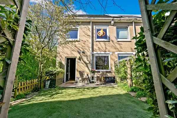 Ruime 4 Slaapkamer Hoekwoning Houtwijk Nabij Strand