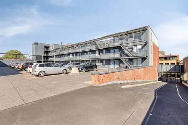 Te Huur: Ruim 4-Kamer Appartement 157m² Zevenbergen