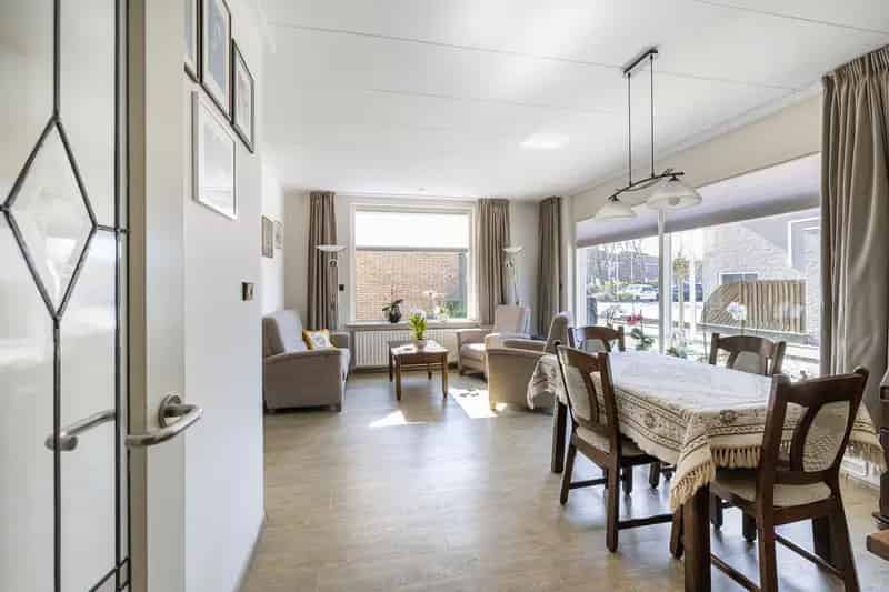 Ruime gezinswoning Ouddorp met slaapkamer en badkamer beneden